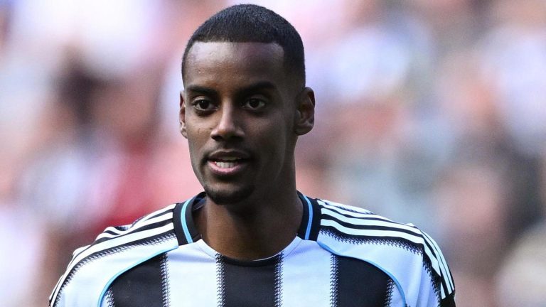 Alexander Isak in Newcastle jersey